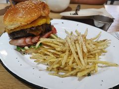 27&nbsp;牛肉汉堡-HELLO 27 意面·沙拉·帕尼尼