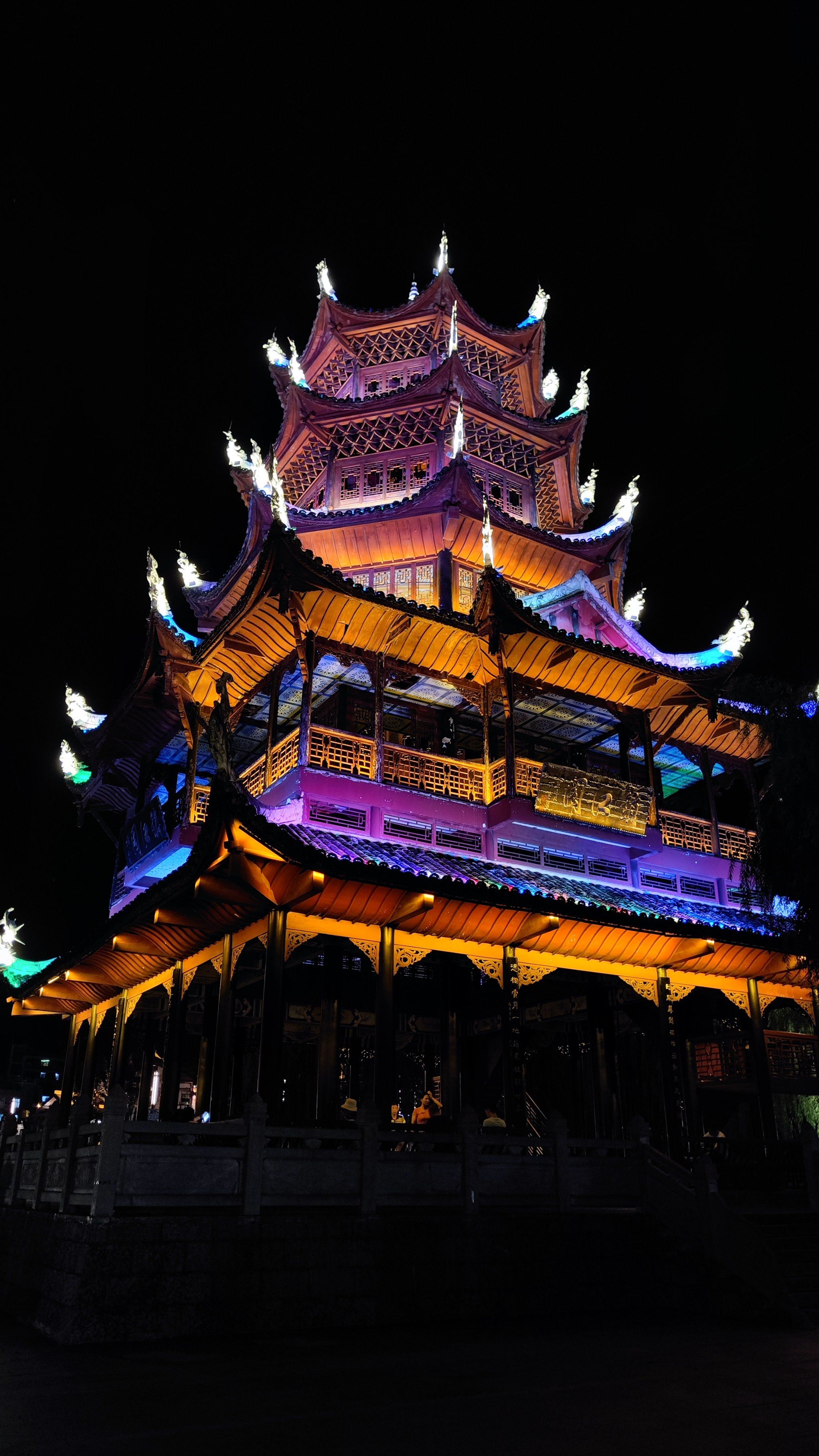 天天领红包 镇远古镇夜景优秀,一半商业化一半居民化,河流下雨后是