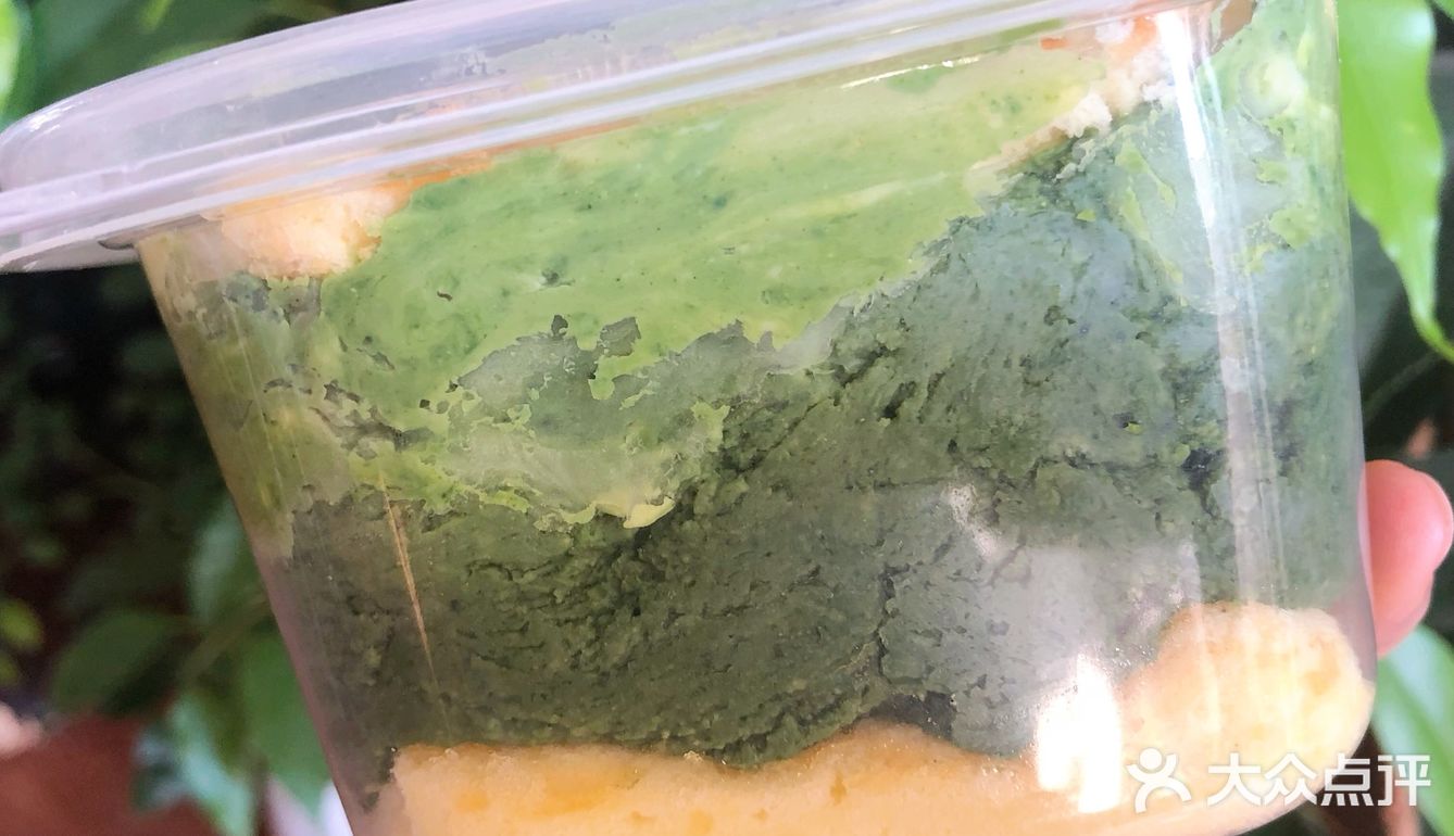 奶酥的抹茶味会比面包里的重，颜色也更深