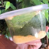 奶酥的抹茶味会比面包里的重，颜色也更深