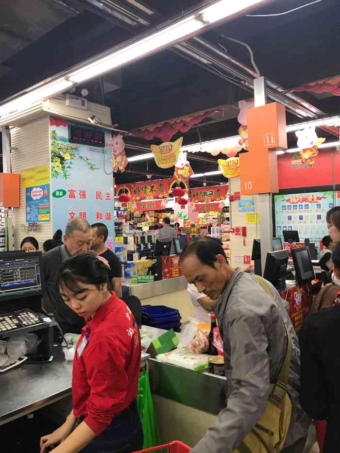 大兴量贩(勐泐文化广场店《大兴量贩》超市场卖场大,分上下两层,入