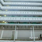 是香港社会发展的一个时代见证，四四方方的造型是它的特点