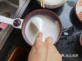 所需材料：纯牛奶、木薯淀粉、鸡蛋、姜、红糖