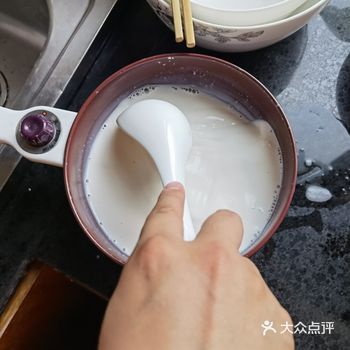 所需材料:纯牛奶、木薯淀粉、鸡蛋、姜、红糖