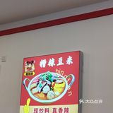 因为我最近很喜欢吃脆哨。端上来比较小的一碗捞饭
