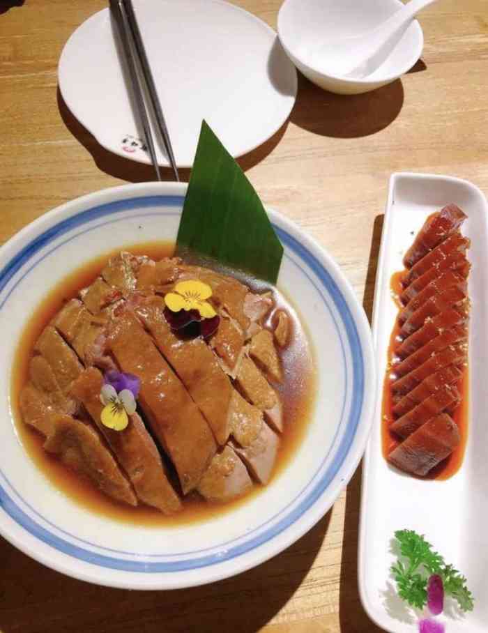 打分 新梅华是来影视城吃饭的首选餐厅,价格实惠,服务态度好,味道也也