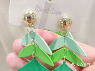 走到哪都要发现时尚尖货，今天逛街看到一家新开的饰品店