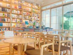 大堂-猫的天空之城概念书店(束河店)