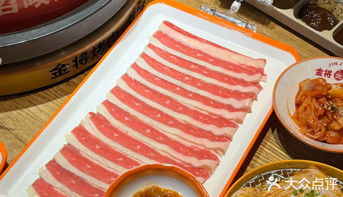 这家烤肉还挺火🔥