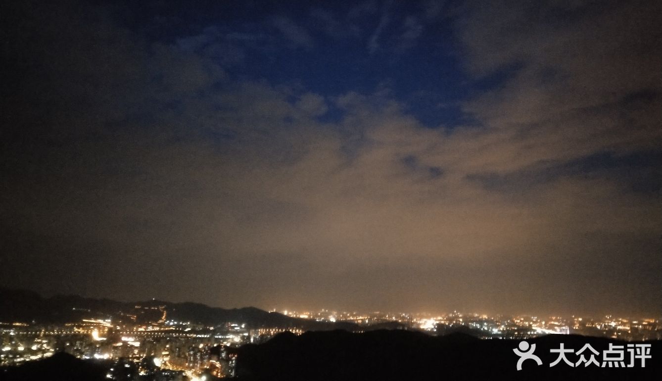 没到定都阁，中门寺上去，在去赵家洼的路上，好几个平台