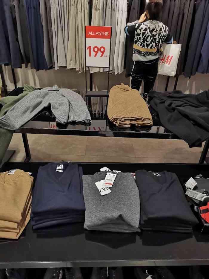 zara(万达广场)-"这家店在中原万达一层,空间很大,里面男装.