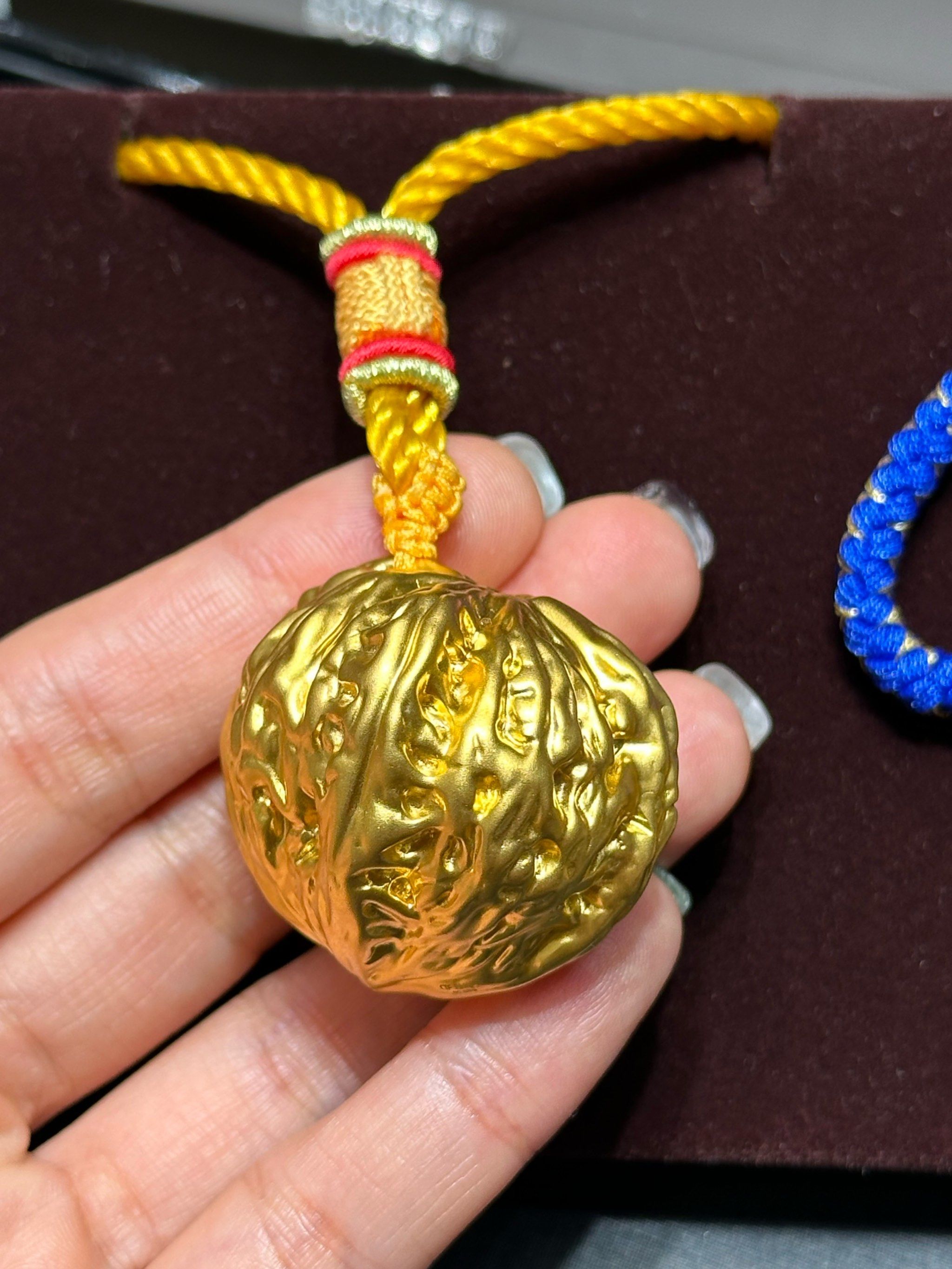 路过周生生进来看看黄金首饰,
结果看到了这个大金核桃.