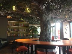 靠窗位-迪欧咖啡·中西餐融合菜(平江万达旗舰店)