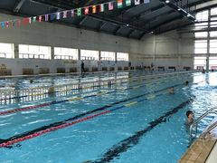 泳池50×25米国标游泳池，水温26-28度，15年游泳教学资质，是您学游泳的不二选择。-竞时游泳健身(望京店)