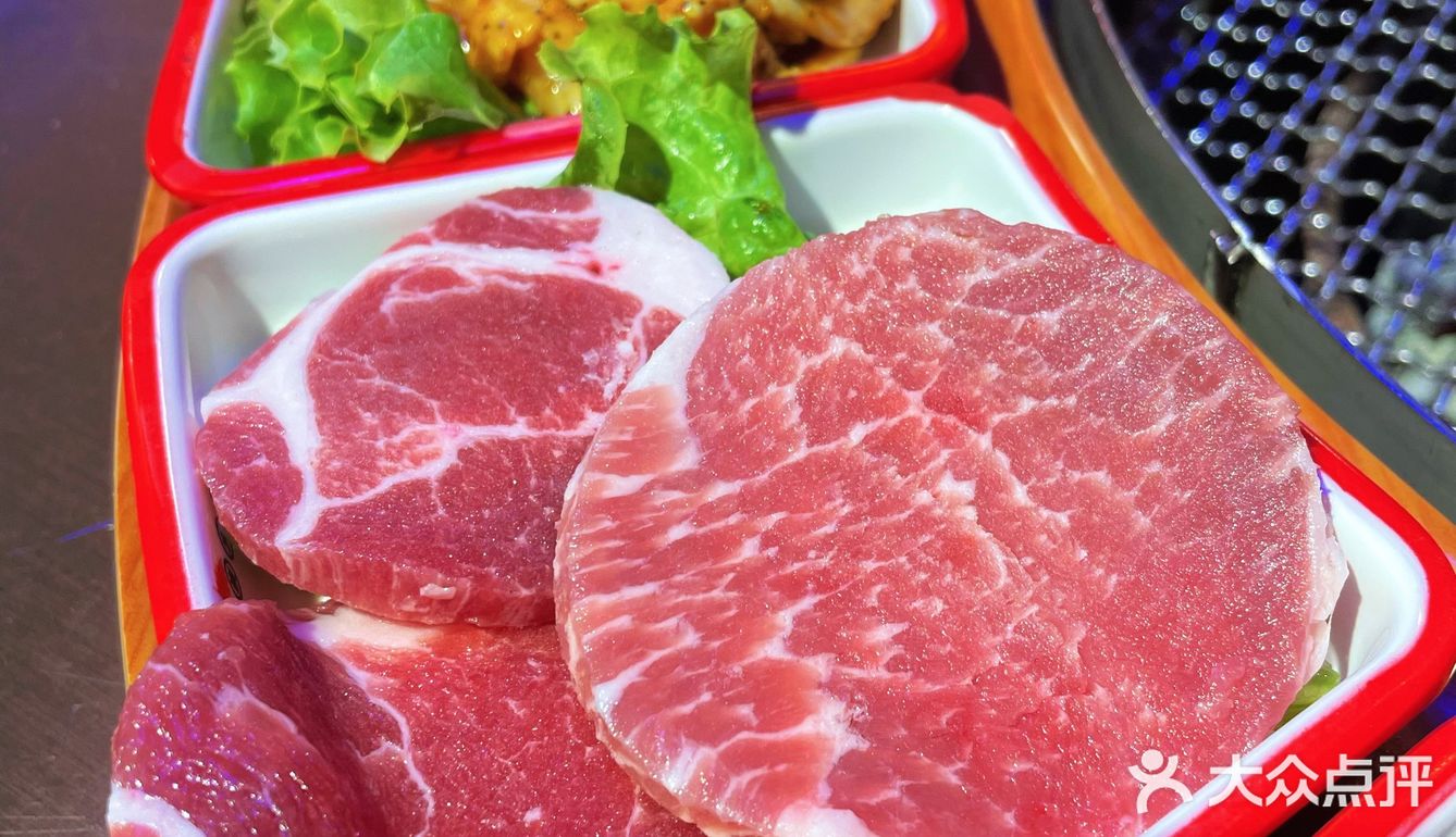 夏季夜生活最大的快乐就是下班后和小姐妹去吃烤肉！
