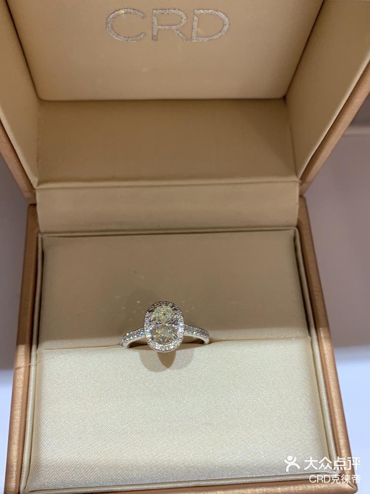 crd artcut系列椭圆形钻戒,钻戒采用了明亮式切割火彩好款式佩戴上身