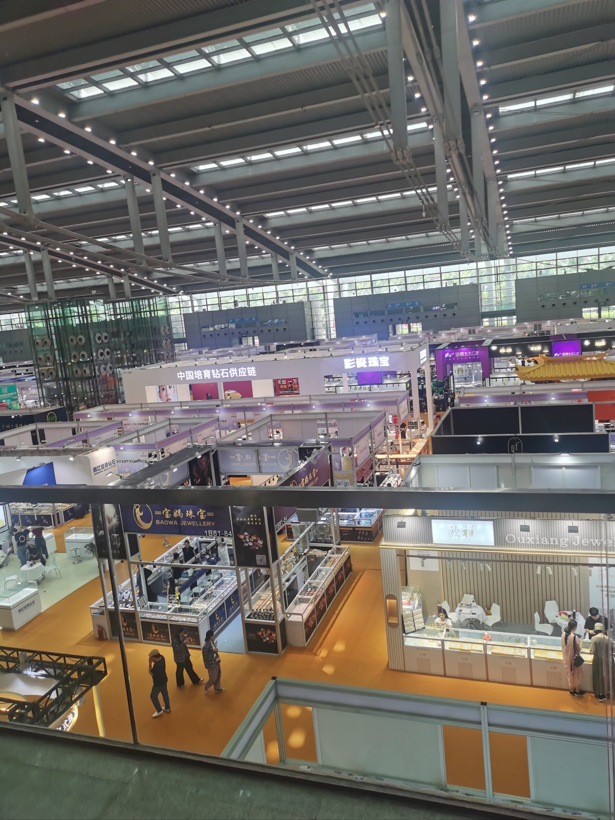 伟德bv1946官网-黄金消费火热、春节不打烊电商人一周三飞｜新春走基层