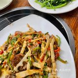 在垃圾堆里吃江西米粉[礼花]