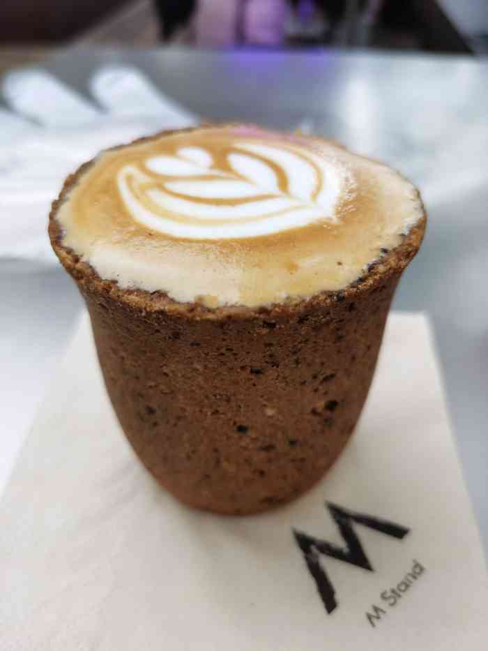 m stand (太平洋森活天地店)-"「水泥拿铁」颜色漂亮 做咖啡的小哥哥