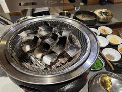 -围炉肉舍•炭烤活鳗•丹东海鲜烤肉(步行街店)