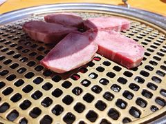 玫瑰牛舌-唯成•韩国炭火烤肉 유성고기