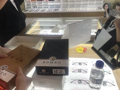 -视野联行眼镜·蔡司授权店(长白万象汇店)