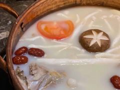 整只烤鸭送锅底-三人行骨头王火锅(长寿店)
