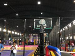 -嘿哟动霸CHUA·新潮玩运动娱乐中心·蹦床滑冰团建乐园
