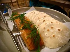 烟熏三文鱼配烤饺子皮和芥末籽酱-BOR Eatery(安福路店)