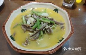 Stir-fried Pig's Stomach with Green Peppers