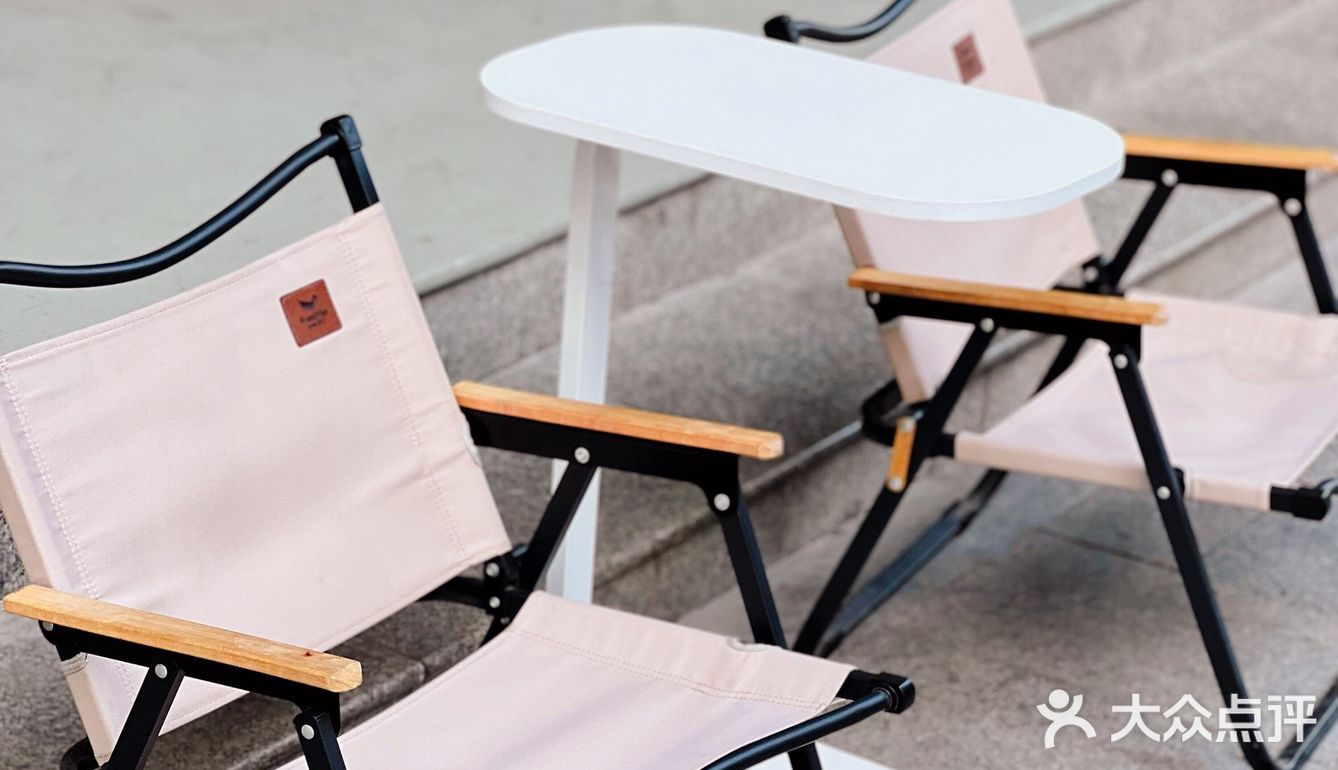 ‼️门前坐满了人晒太阳喝咖啡丨街边的咖啡店