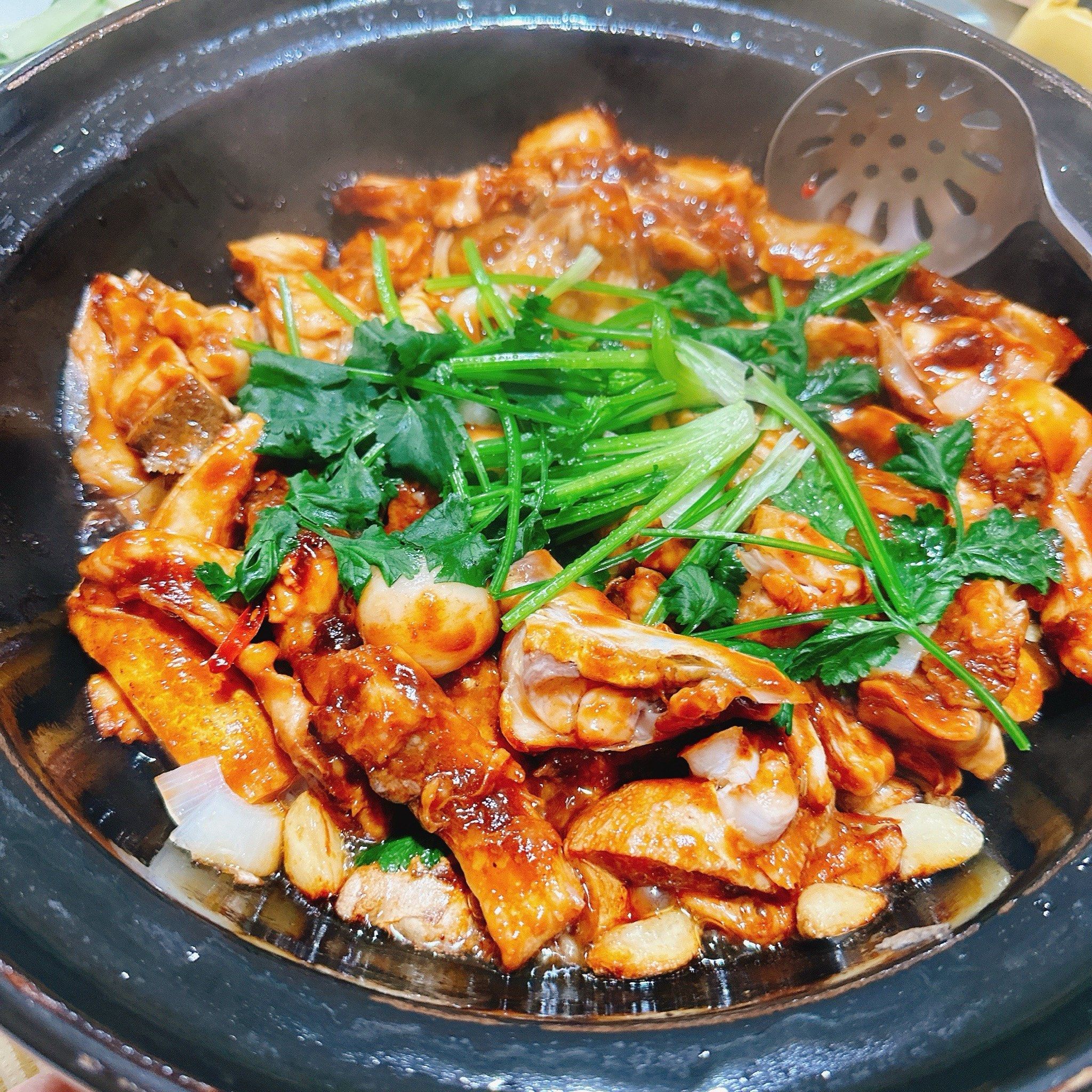 这是朋友推荐的一家店,在上高速口的中段,来这里主要是吃它的啫啫鱼头