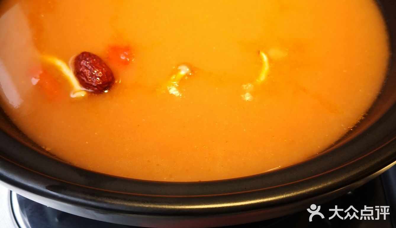 半只鸡，一份肉，两个小菜，两个人吃正好