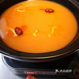 半只鸡，一份肉，两个小菜，两个人吃正好