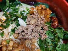 -爆炸头阿姨小四川正宗川味小吃(无任何分店)