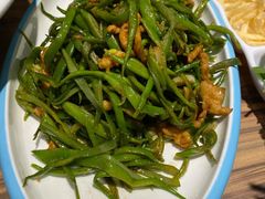 鲜豆角炒肉丝-合合春饼·酱骨·东北菜(潘家园店)
