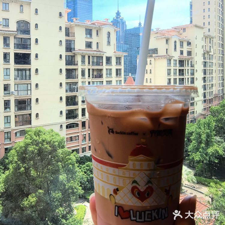 被太阳蒸烤后的救命饮～塞纳莓莓拿铁❗