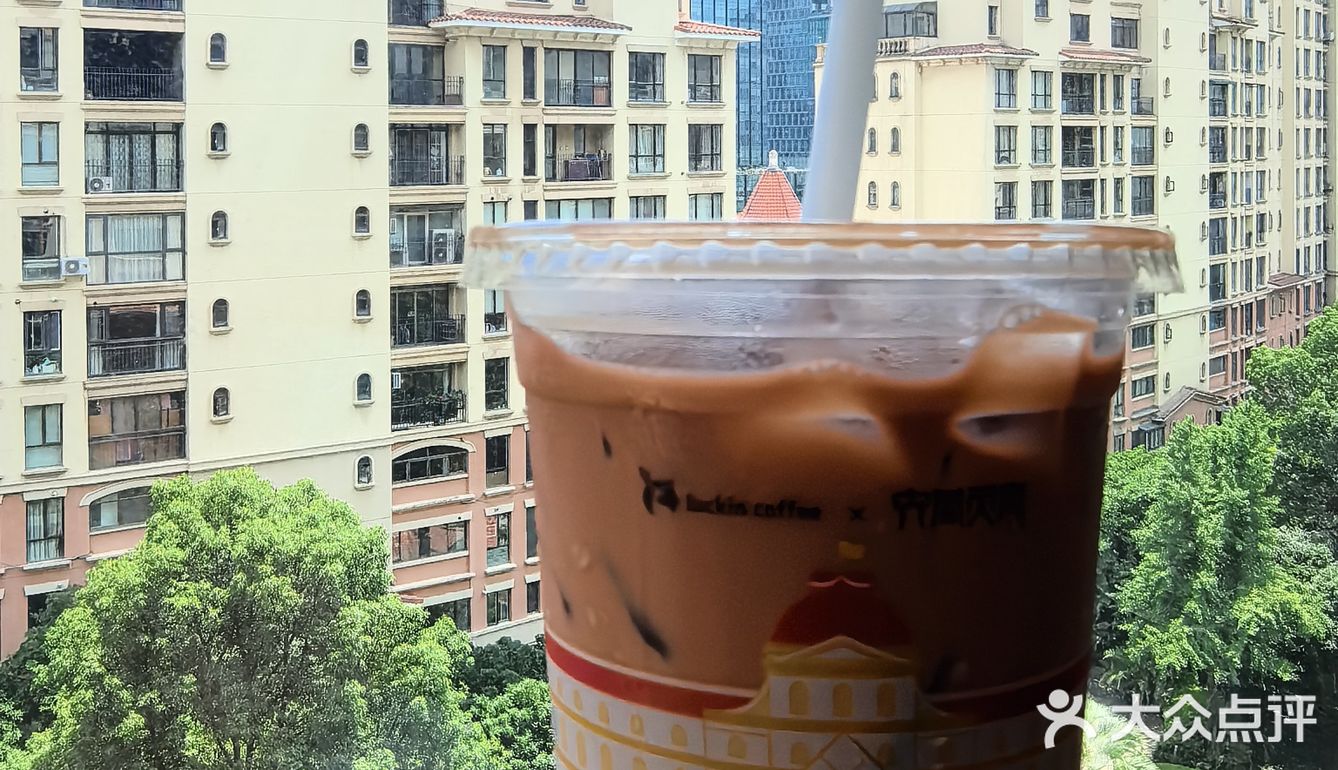 被太阳蒸烤后的救命饮～塞纳莓莓拿铁❗