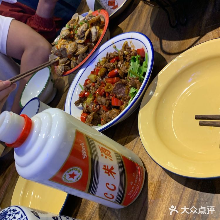 快餐品行业里面应该服务算好的，服务员也比较多