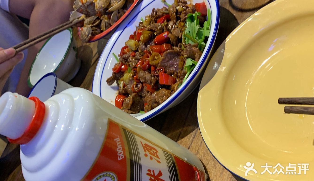 快餐品行业里面应该服务算好的，服务员也比较多