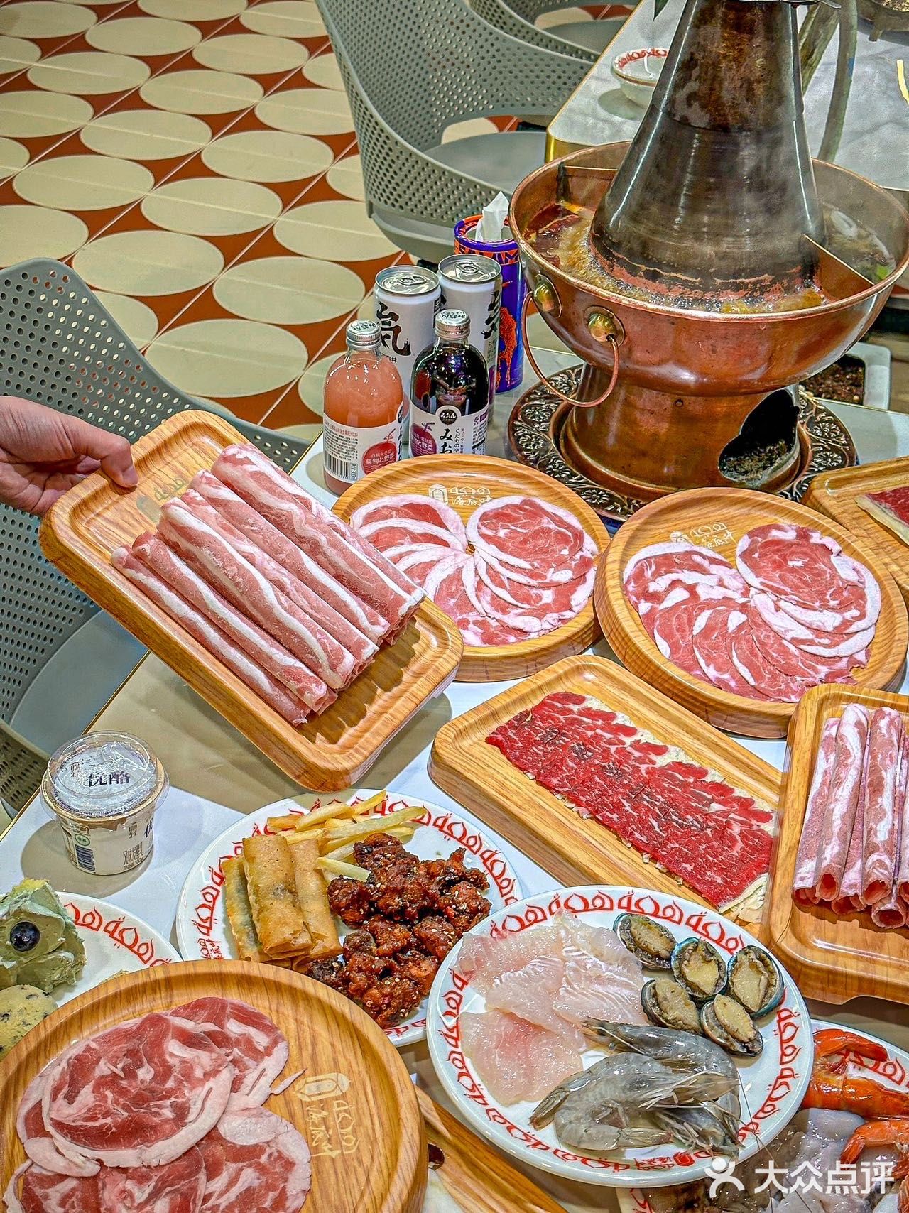 南强街的这家老北京涮肉 老式炊锅的设计两个口味锅底