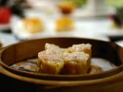 上桌就因那寡淡的卖相被鄙视了！许是我们已习惯了星级出品的美。话说这烧卖口感鲜美，出品还是相当不赖的。-广州文华东方酒店·江-由辉师傅主理