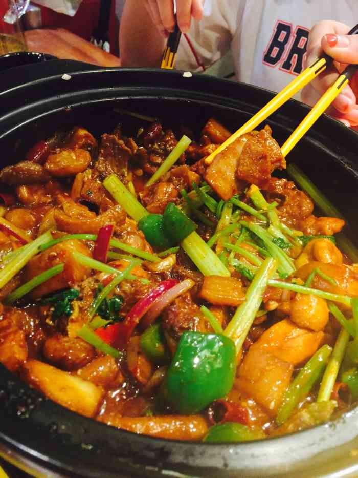 向西鸡煲(恒宝广场店)-"沙姜鸡煲很入味,其它小吃都挺有特色,菜名.