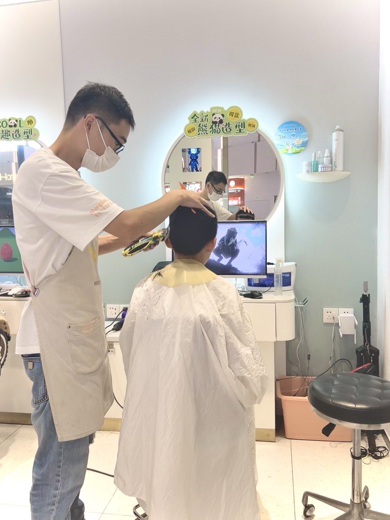 带娃逛环宇城买小学开学用品\\n逛到三楼这家婴童理发店\\n娃主动提起