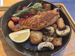 煎厚切三文鱼配时蔬-沏点Trattoria意大利餐厅(新街口店)