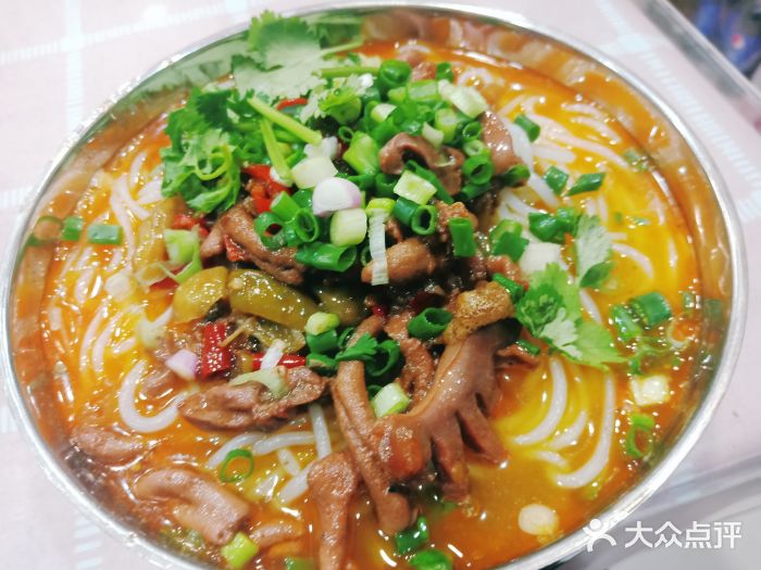 渝小面羊肉粉泡椒鸡杂面图片