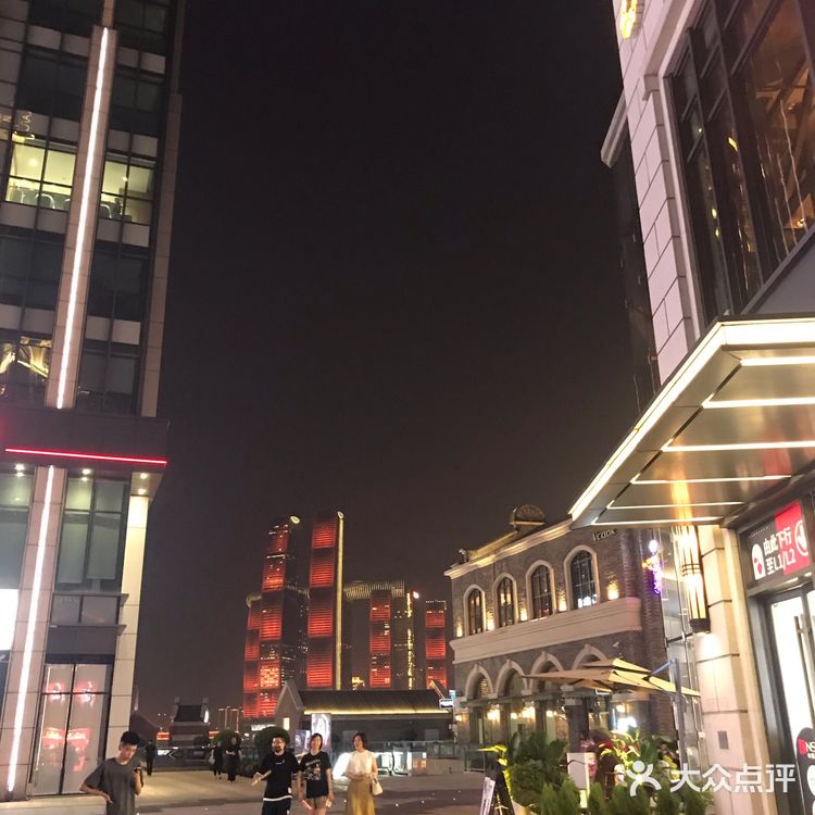 长嘉汇弹子石老街。开在孙家花园里的星巴克