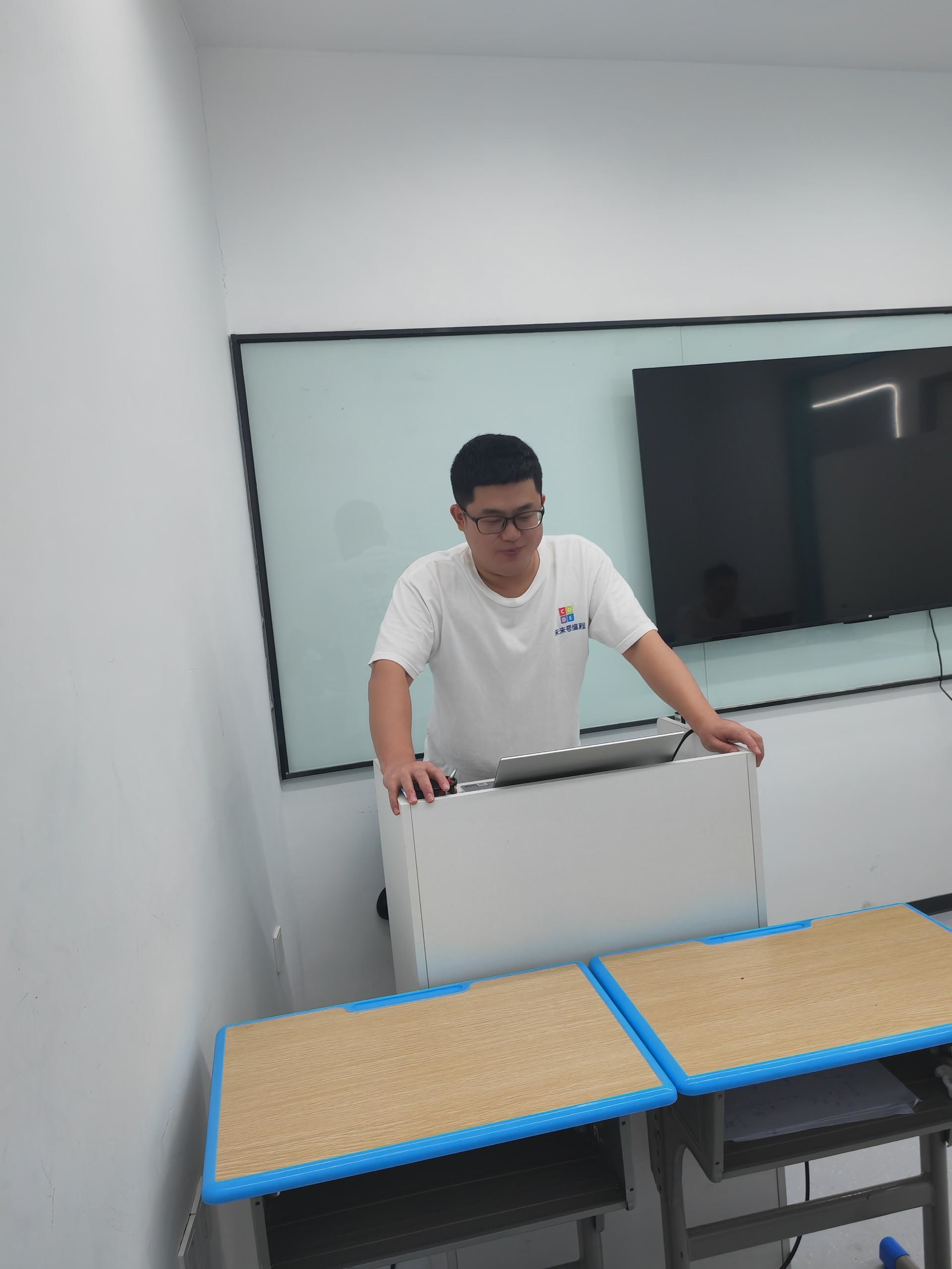 "小朋友"认真听课