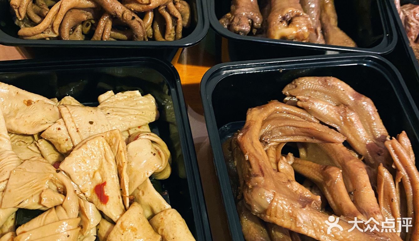 用一次性盒子装着 相比于其他店的是用袋子装的好多了