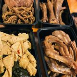 用一次性盒子装着 相比于其他店的是用袋子装的好多了